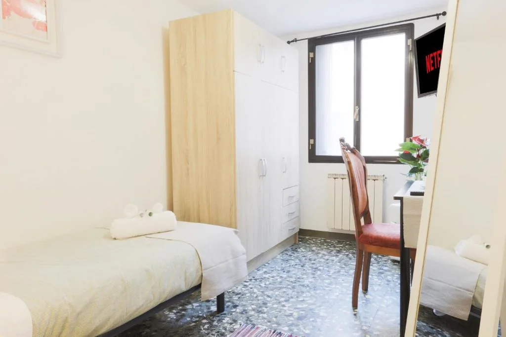 Camera Singola con Bagno in Comune — SANTA CROCE GUEST HOUSE