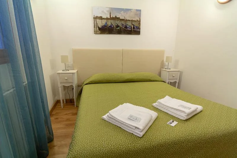 Camera Singola con Bagno in Comune — Veneziacentopercento Rooms