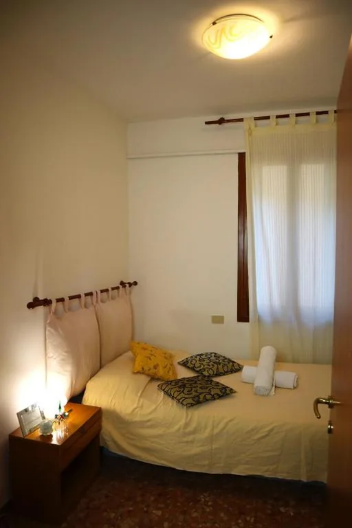 Camera Singola con Bagno in Comune — VENICE RAINBOW APARTMENT (RIALTO)