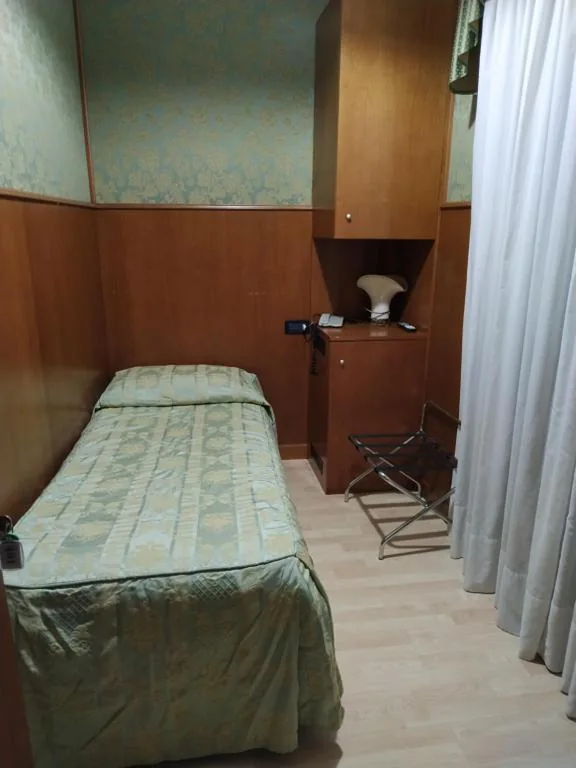 Camera Singola con Bagno Privato Esterno — Atlantide Hotel