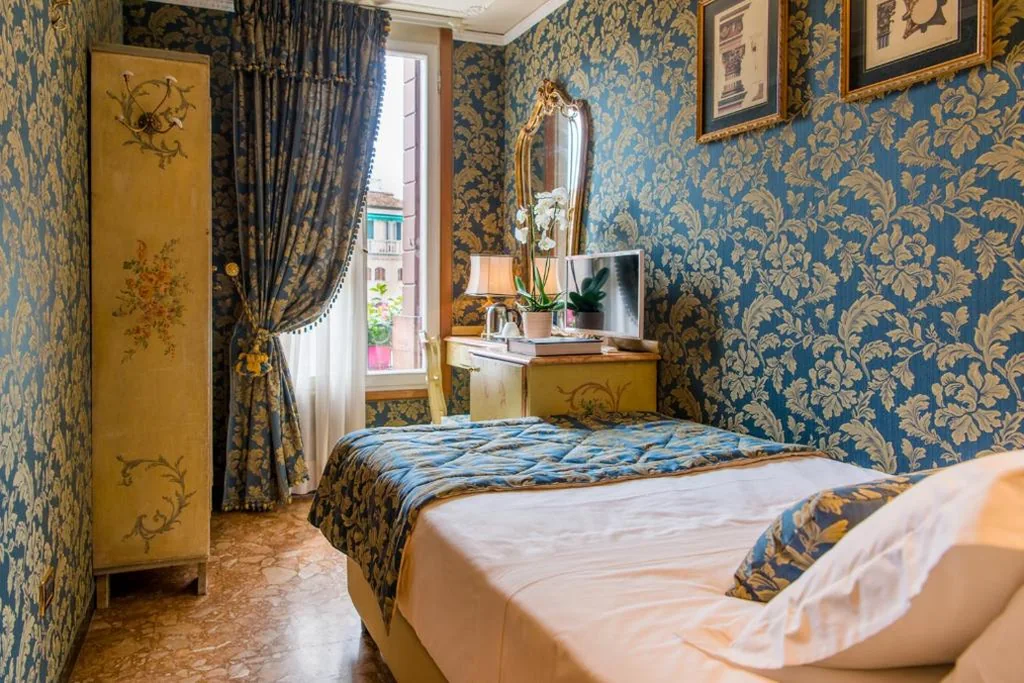 Single Room with External Private Bathroom and View — Hotel Santo Stefano