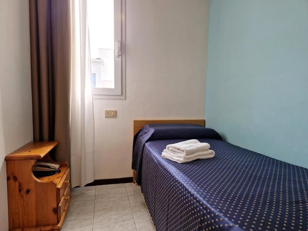 Single Room with External Private Bathroom — Hotel Danubio