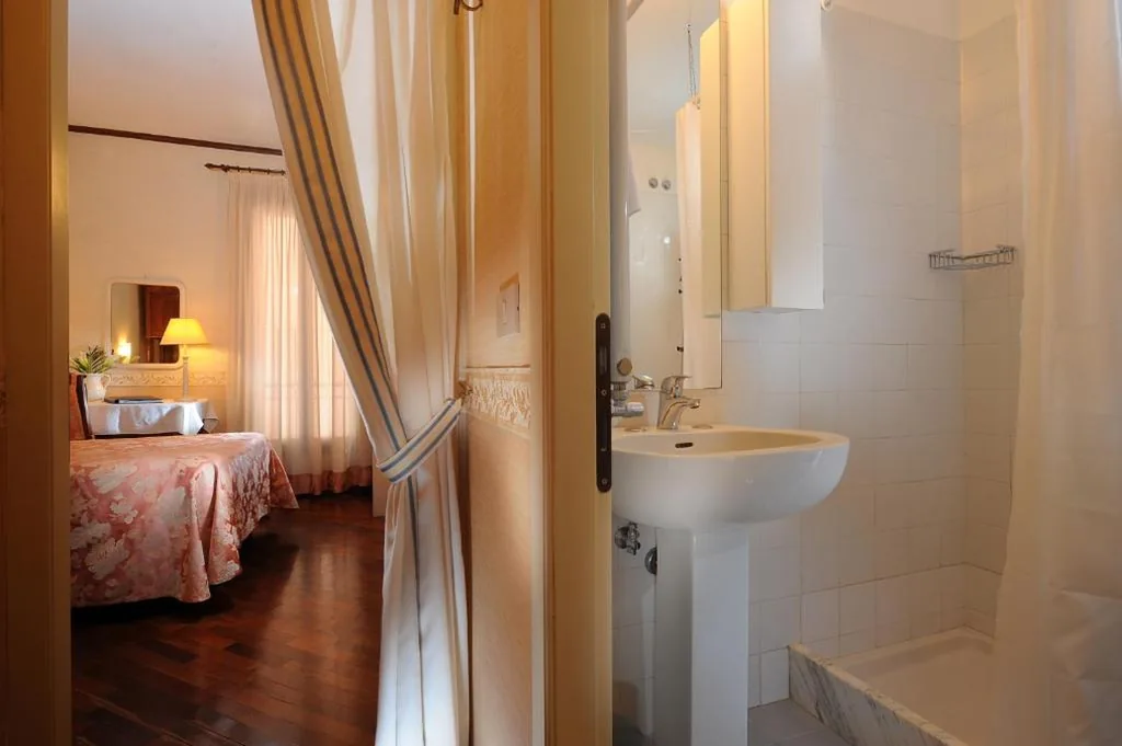 Camera Singola con Bagno Privato Esterno — Hotel La Calcina