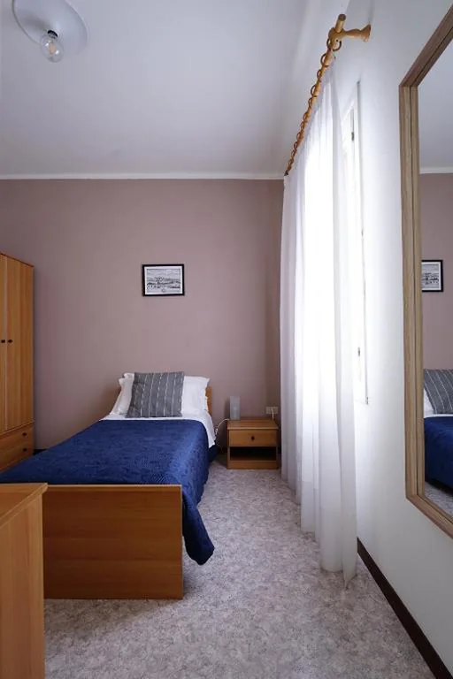 Camera Singola con Bagno Privato — Guest House Villa Angaran San Giuseppe