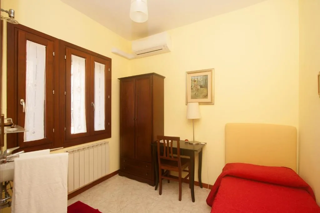 Camera Singola con Bagno Privato — Hotel dalla Mora