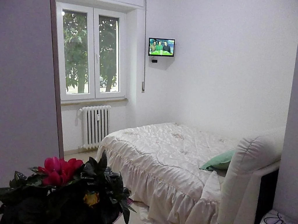 Single Room with Private Bathroom — Monaco Rooms