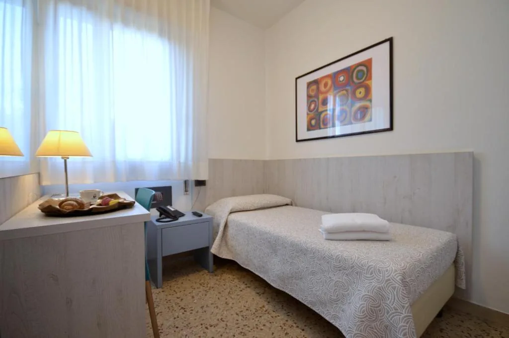 Single Room with Private Bathroom — Olimpia Hotel & Aparthotel