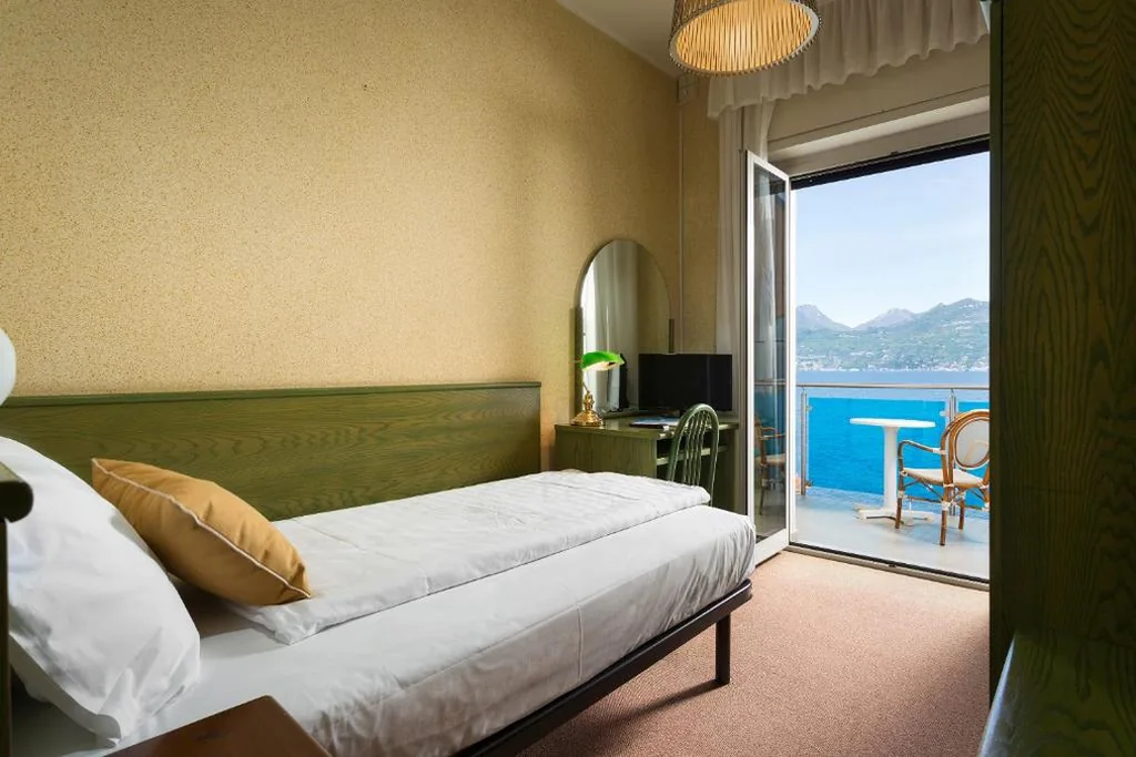 Single Room with Balcony and Lake View — Hotel Caribe by Double Hospitality