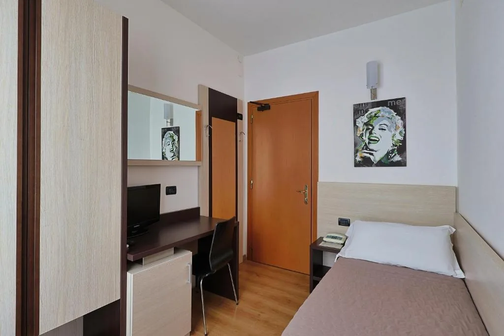 Single Room with Balcony and Partial Sea View — Hotel Levante