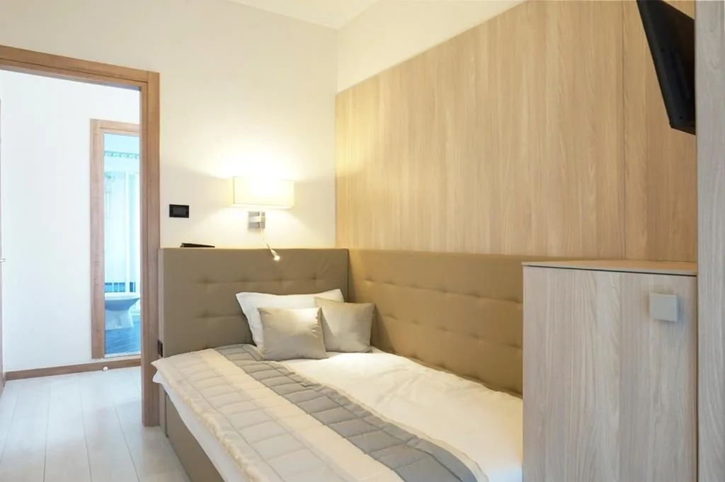 Single Room with Balcony and Side Sea View — Hotel Monaco