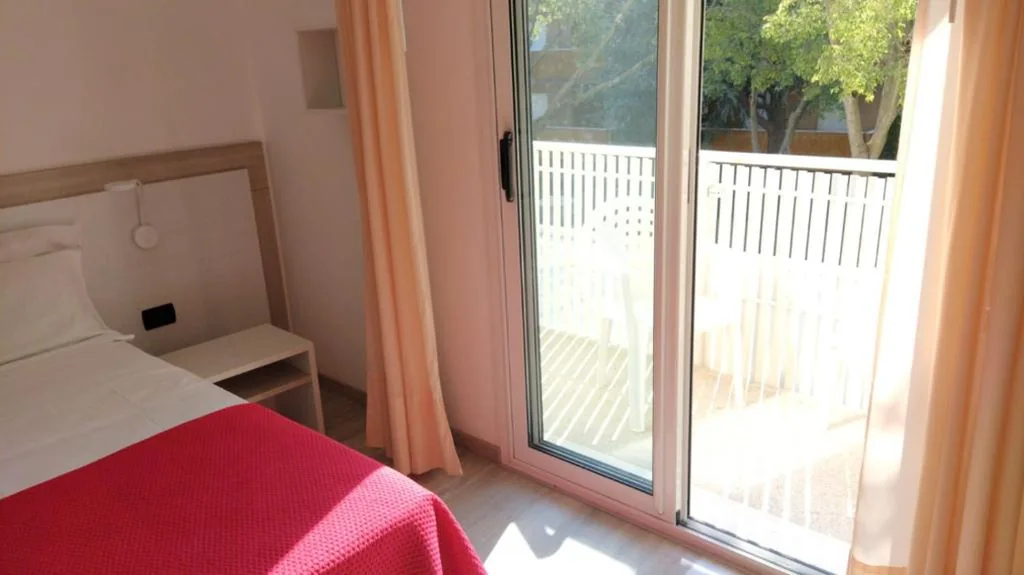 Camera Singola con Balcone — Hotel Ciao Bed & Breakfast