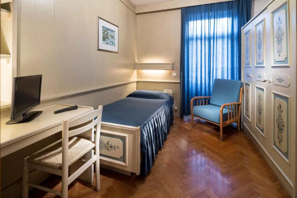 Camera Singola con Balcone — Hotel Corona