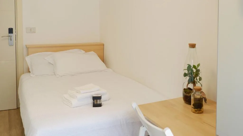 Single Room with Balcony — Hotel Venezuela