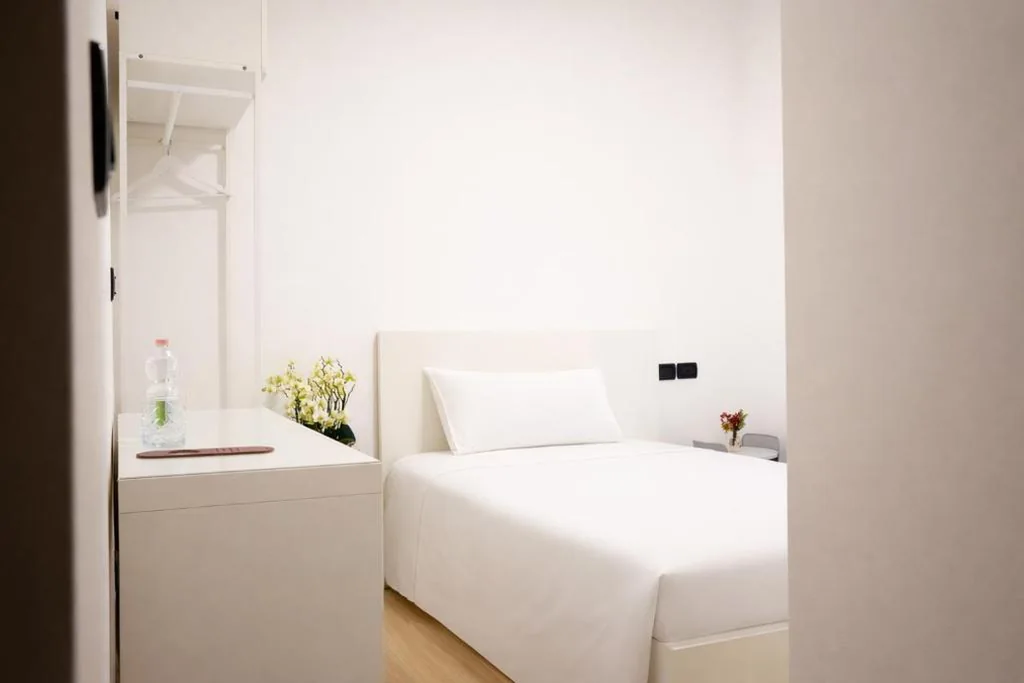 Single Room with Balcony — Sunshine HOTEL