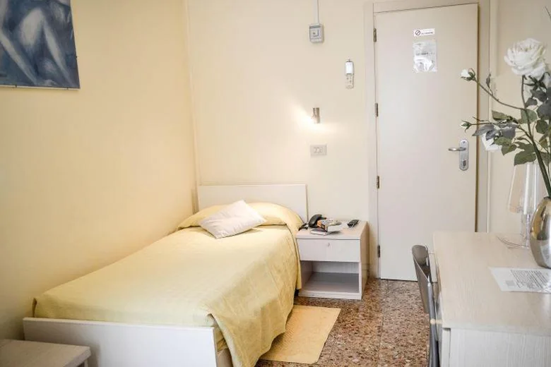 Camera Singola con Doccia e Servizi Igienici in Comune — Hotel Santa Lucia