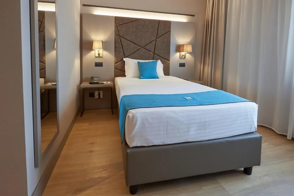 Camera Singola con Letto Matrimoniale alla Francese — DC HOTEL INTERNATIONAL