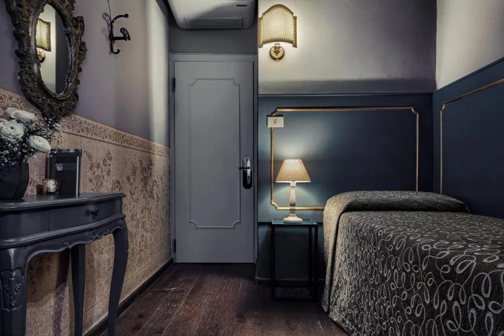 Camera Singola con Servizi Igienici in Comune — Locanda Fiorita
