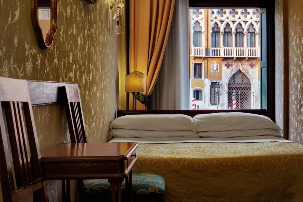 Single Room with Canal View — Hotel Galleria