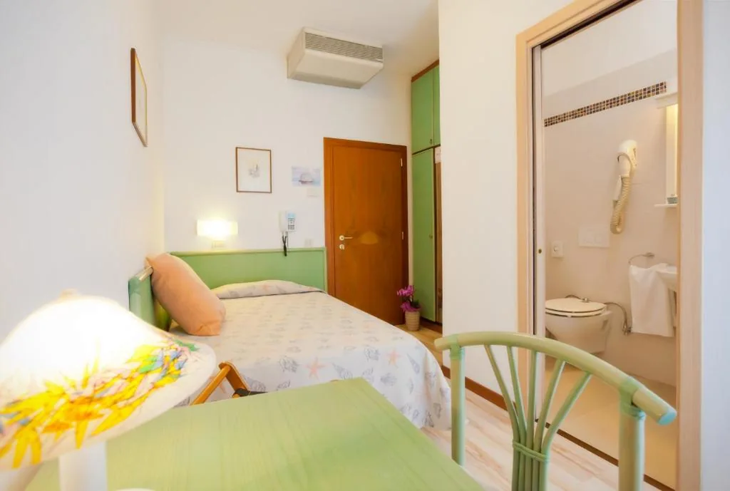 Single Room with Lateral Sea View — Hotel Excelsior