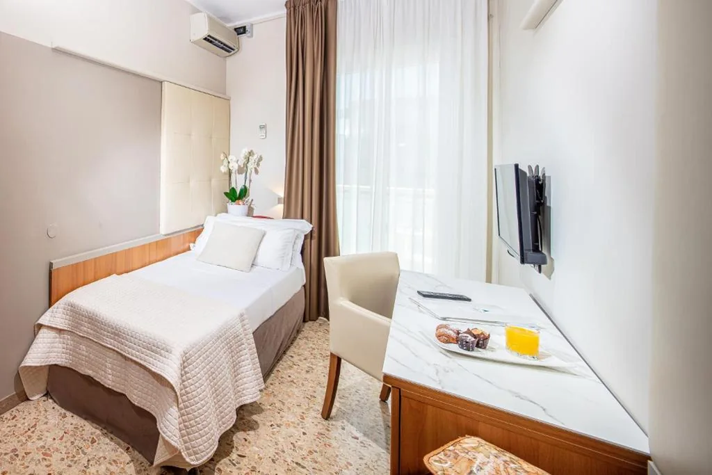 Camera Singola con Vista Mare Parziale — Hotel Royal