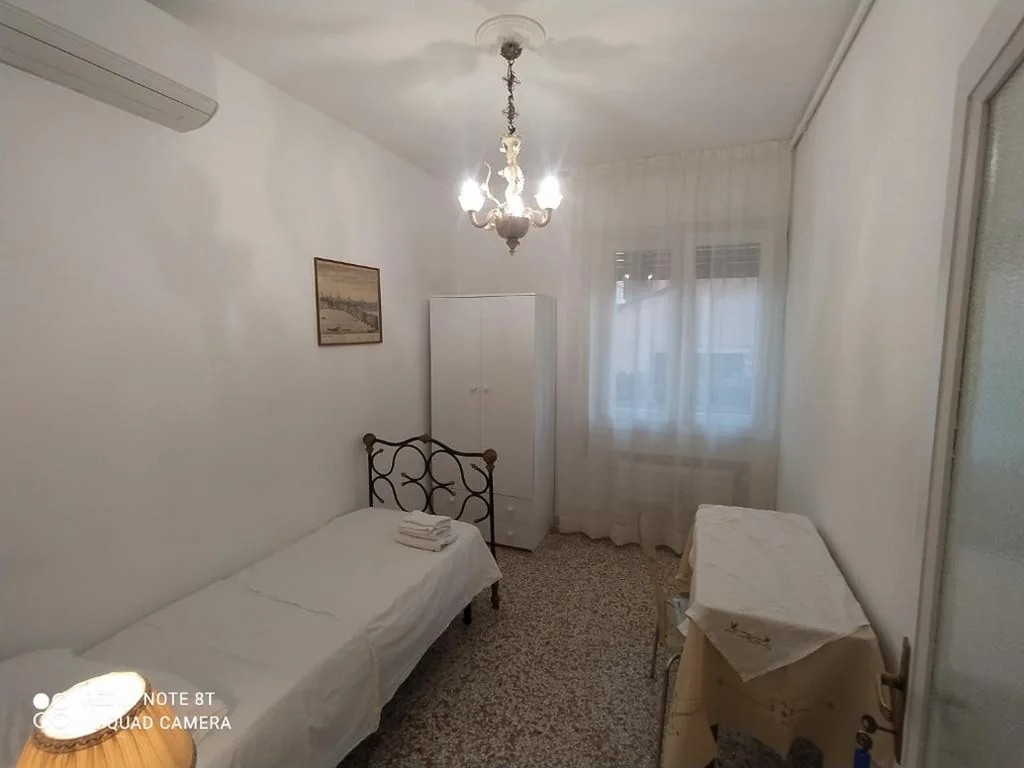 Camera Singola Deluxe con Bagno in Comune — Casa Gialla