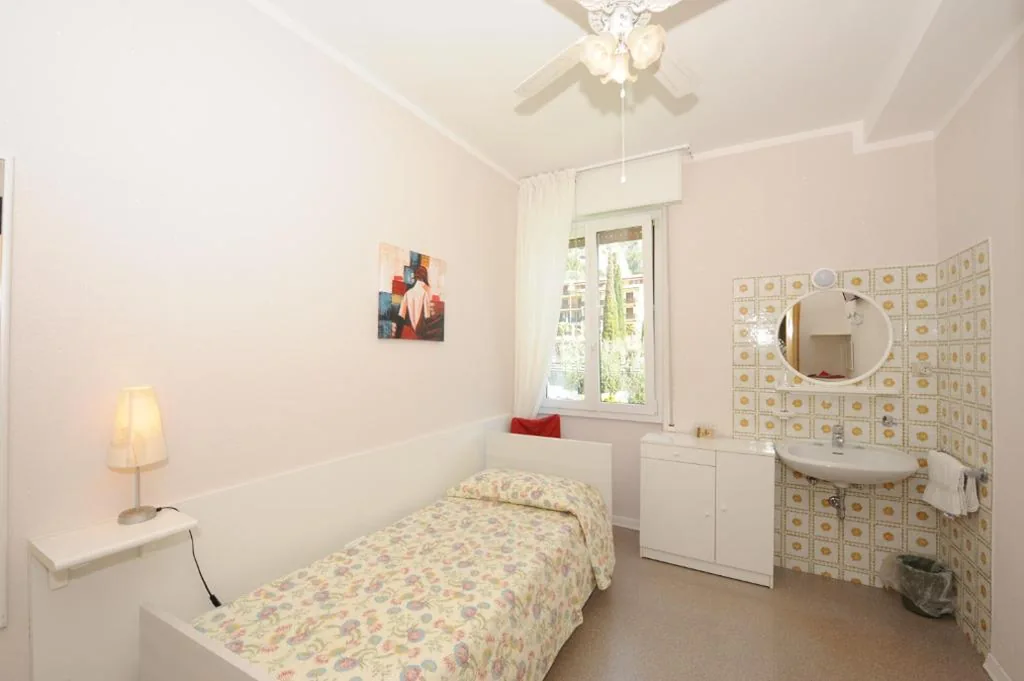 Camera Singola Economy con Bagno Privato Esterno — Hotel Villa Grazia