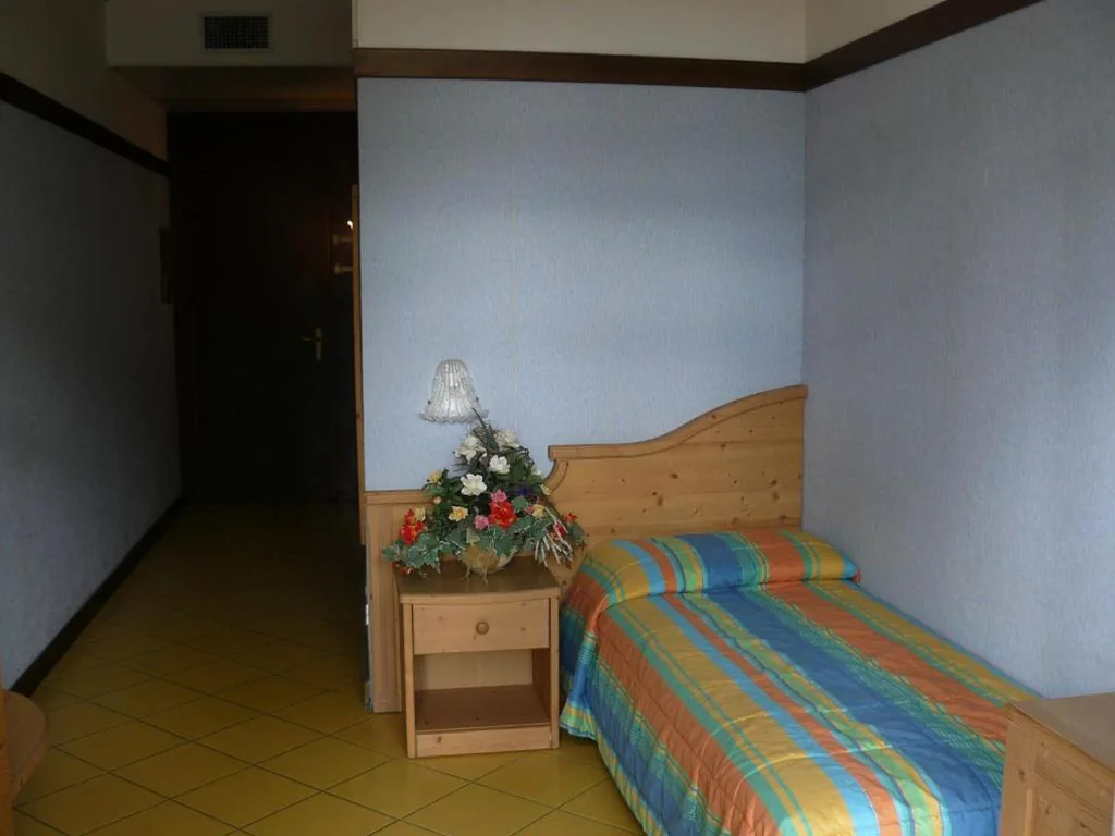 Single Room — Hotel Marco Polo