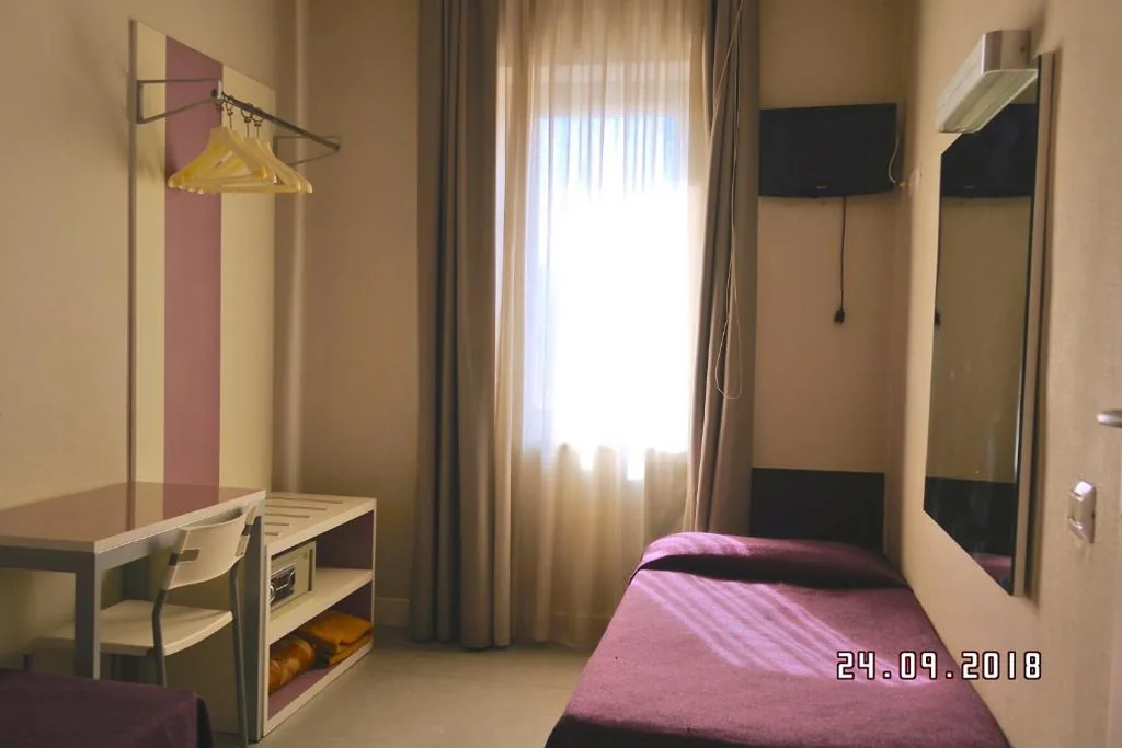 Single Room — Hotel Mondial