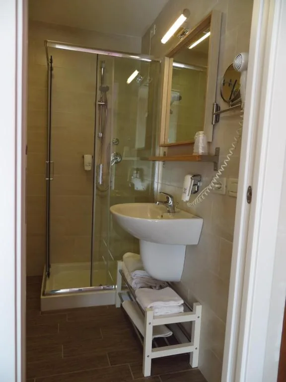 Single Room — Hotel Nederland