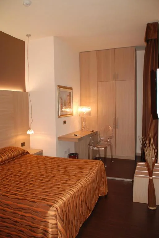 Single Room — Hotel Paris