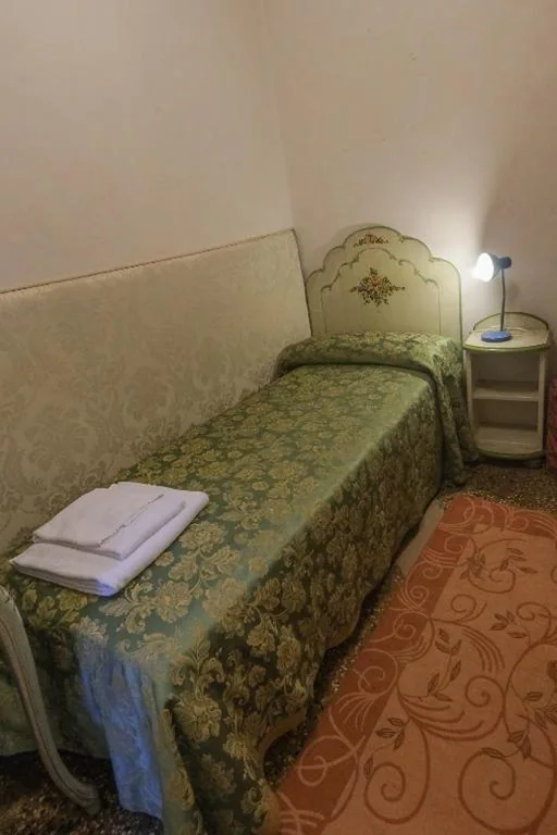 Standard Single Room with Shared Bathroom — CA’SALVADOR