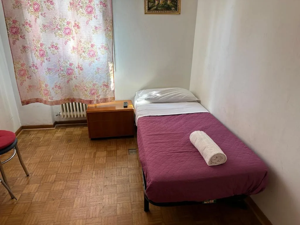 Camera Singola Standard con Bagno in Comune — Holiday Guesthouse