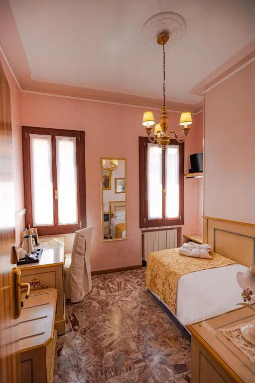 Camera Singola Standard con Bagno Privato Esterno — Hotel Al Piave