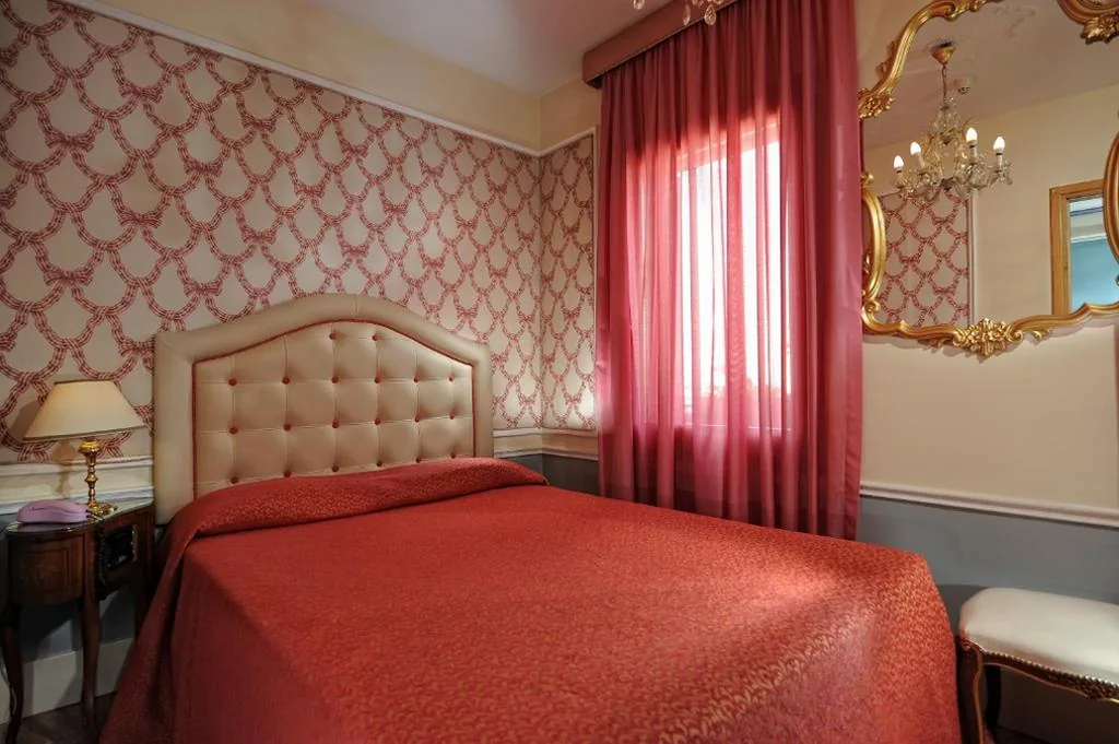 Standard Single Room — Hotel Arlecchino
