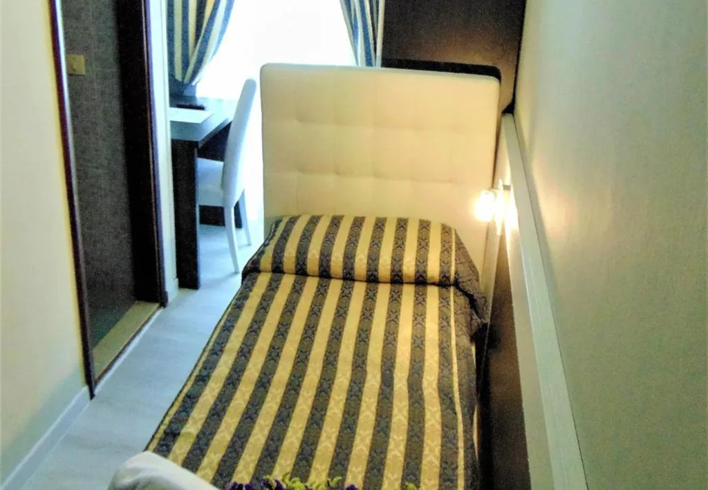 Standard Single Room — Hotel Columbus