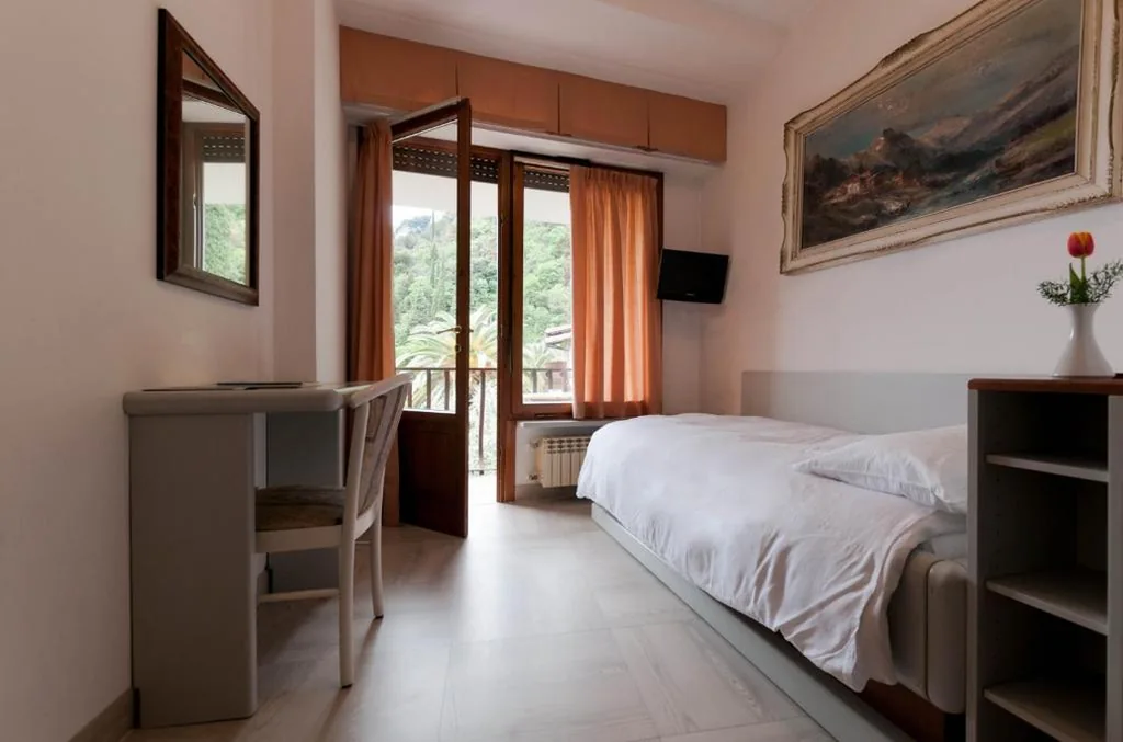 Standard Single Room — Hotel Forbisicle