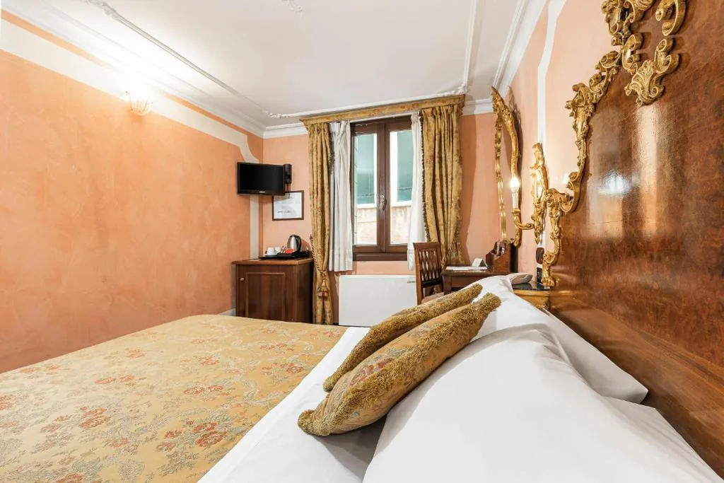 Standard Single Room — Hotel San Moisè