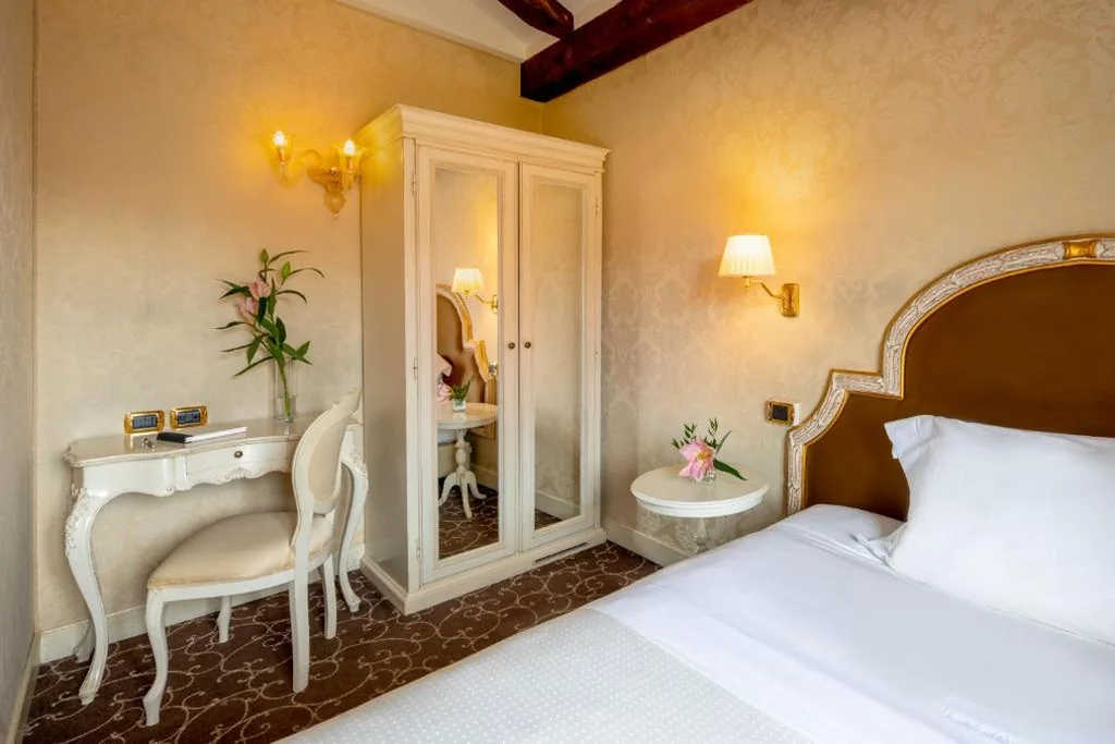 Superior Single Room with Queen Bed — Maison Venezia | UNA Esperienze