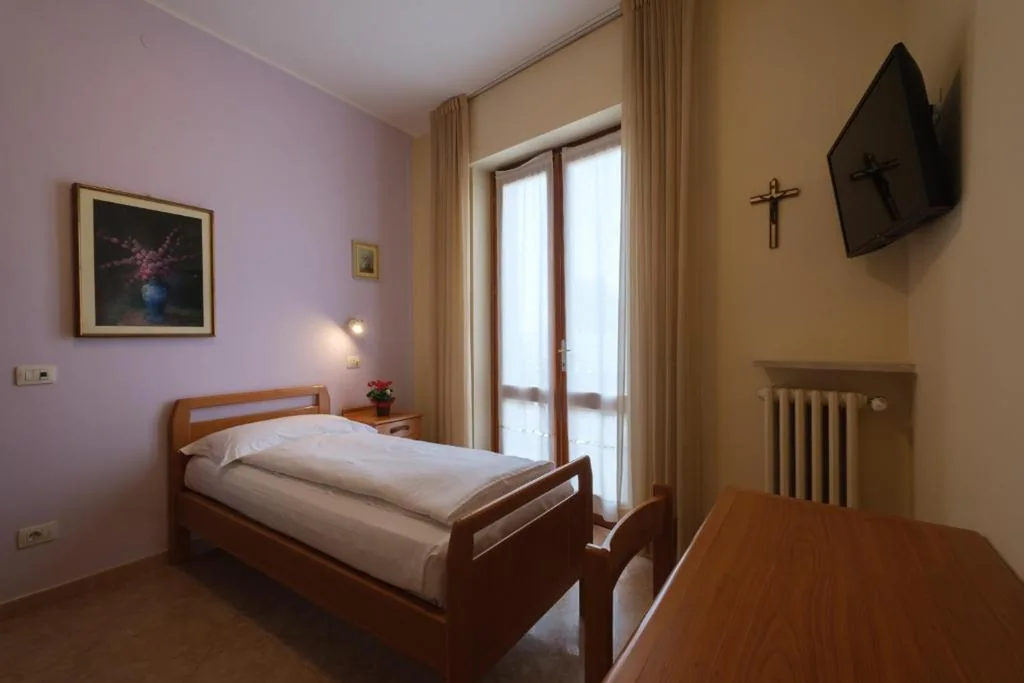 Superior Single Room with Lake View — Casa Vacanza – Casa del Padre Nascimbeni