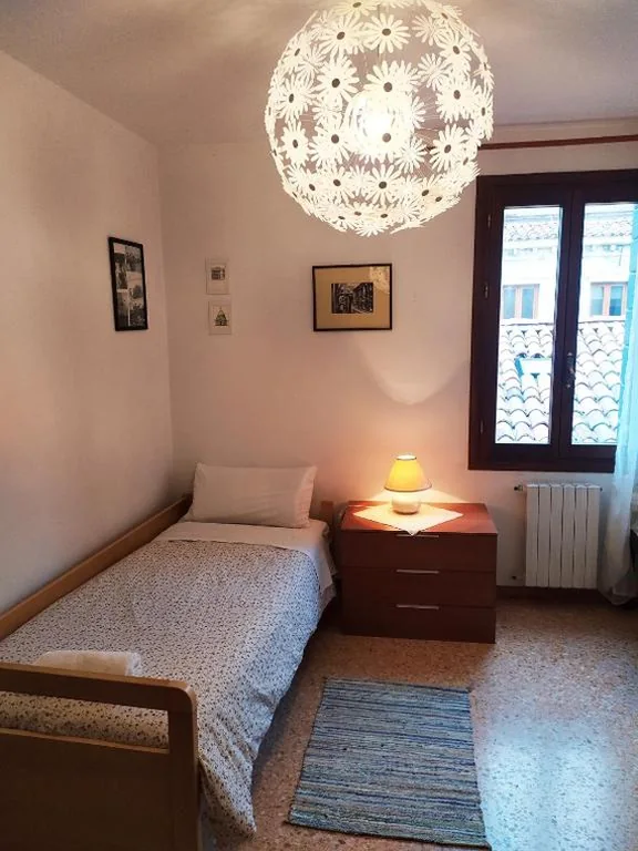 Single Room — Two Steps from Rialto