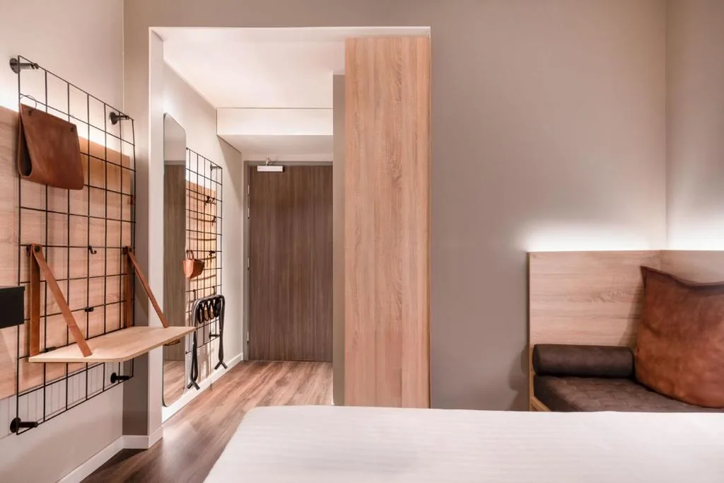 Sleeper Plus Queen Room with City View — Moxy Verona