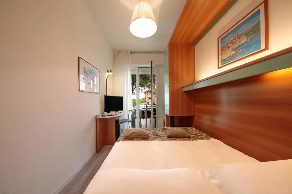 Camera Small Economy — Hotel Derby S