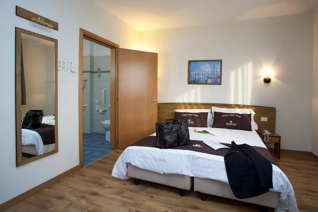 Camera Standard con 1 Letto Queen-Size e 1 Letto Singolo — Tulip Inn Padova
