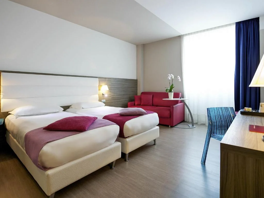 Standard Room with 2 Single Beds and 1 Sofa Bed — Hotel Mercure Venezia-Marghera
