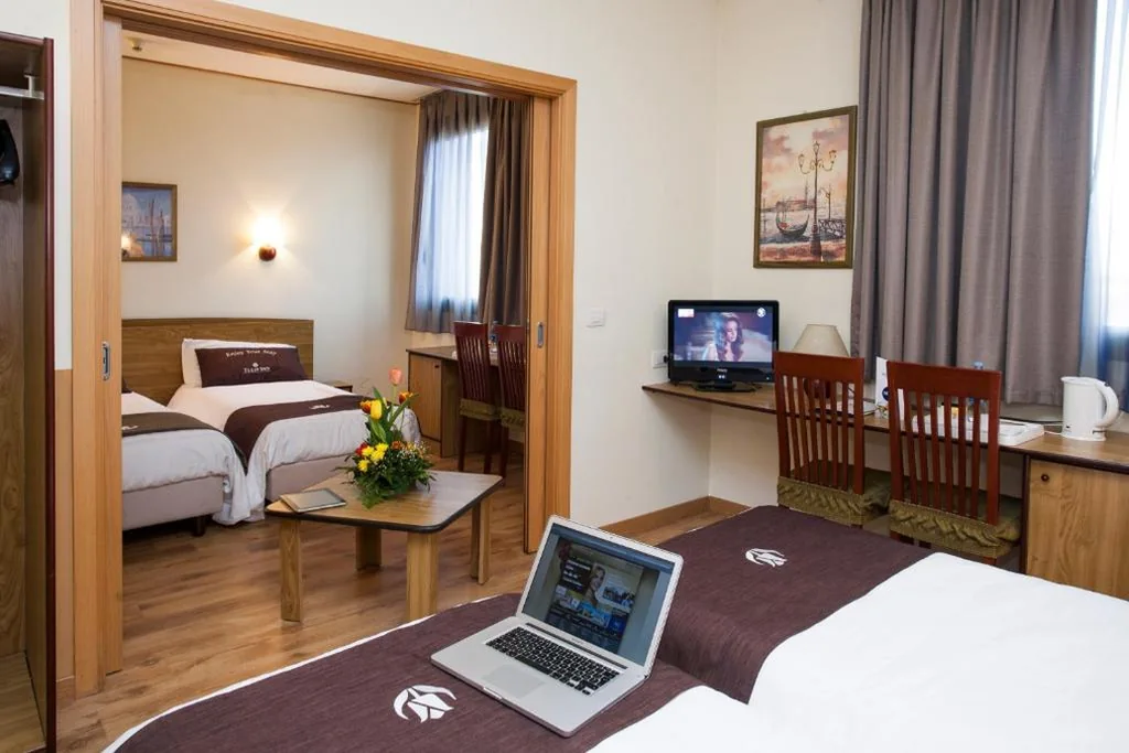 Camera Standard con Letto Queen-Size e 2 Divani a Tetto — Tulip Inn Padova