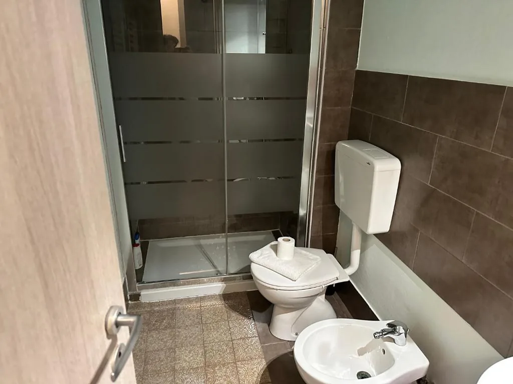 Standard Twin Room with Shared Bathroom — Mavipagi 2