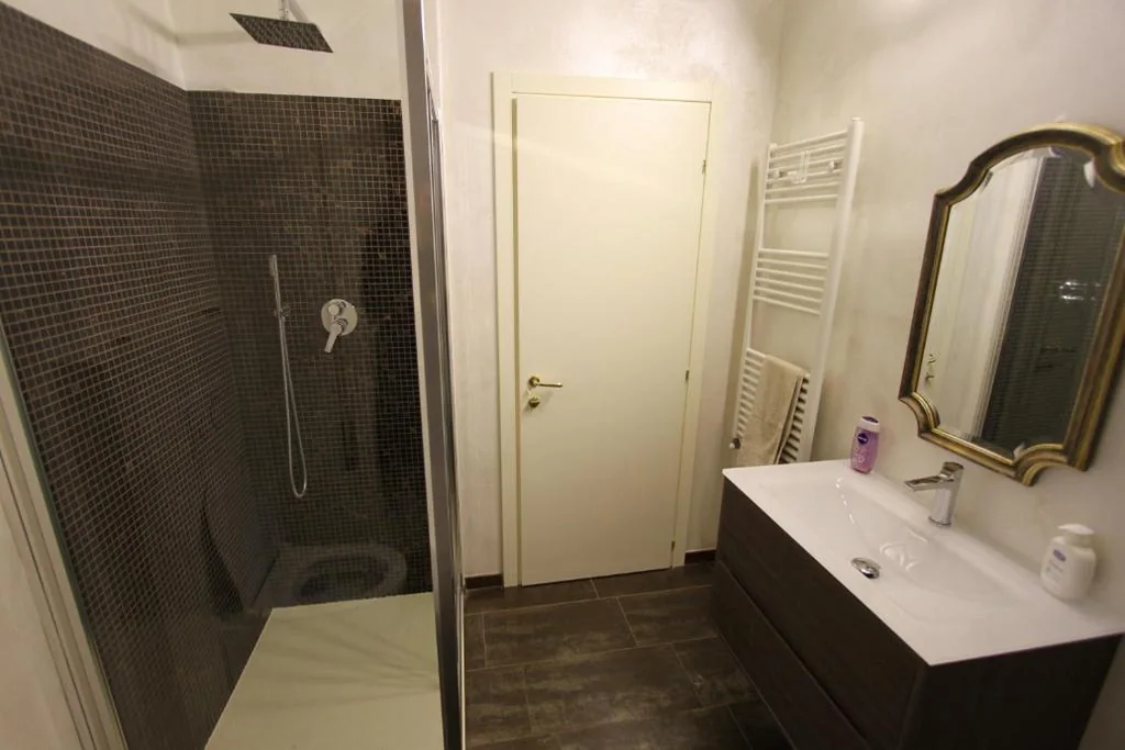 Camera Standard Doppia con Letti Singoli con Bagno in Comune — Romeo & Juliet Non-Hotel