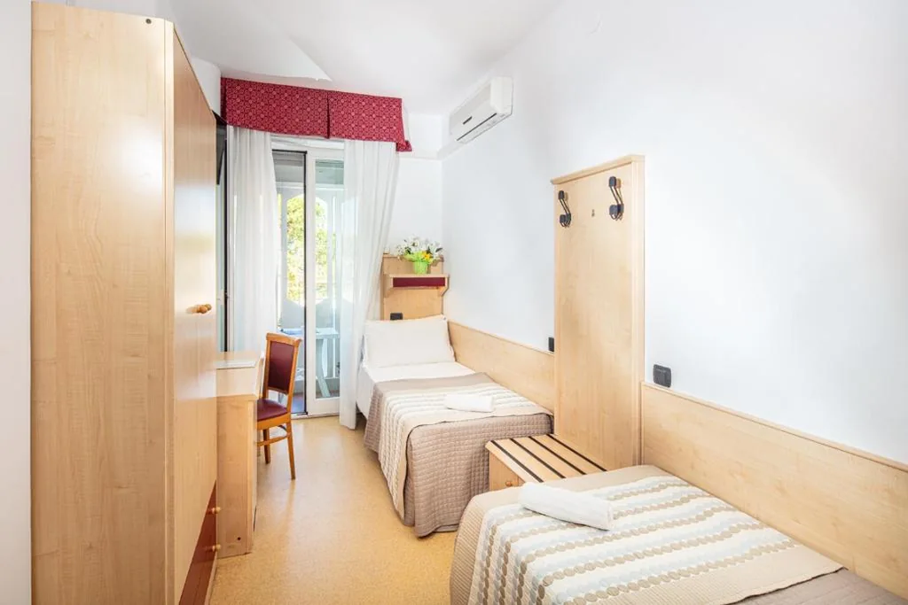 Standard Twin Room — Hotel Regina