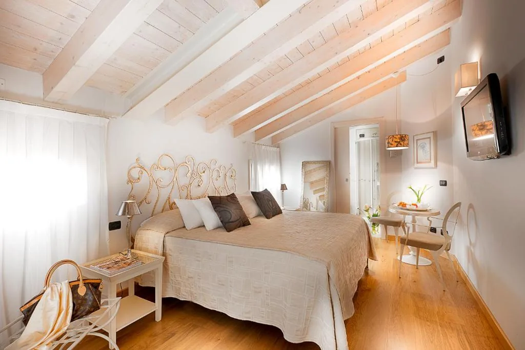 Camera Standard Matrimoniale/Doppia con Letti Singoli — Boutique Room