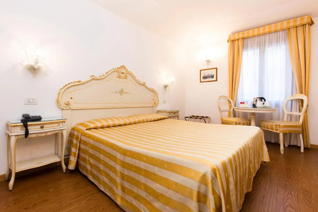 Camera Standard Matrimoniale/Doppia con Letti Singoli — Casa Sul Molo